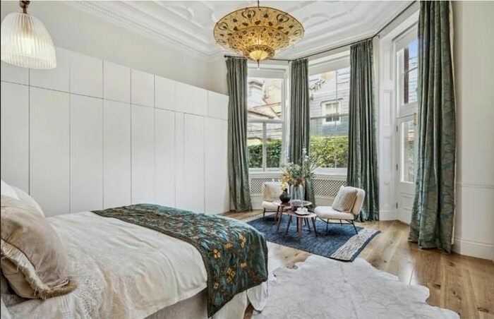 2 Bedroom Flat To Rent In Cadogan Square, London, SW1X