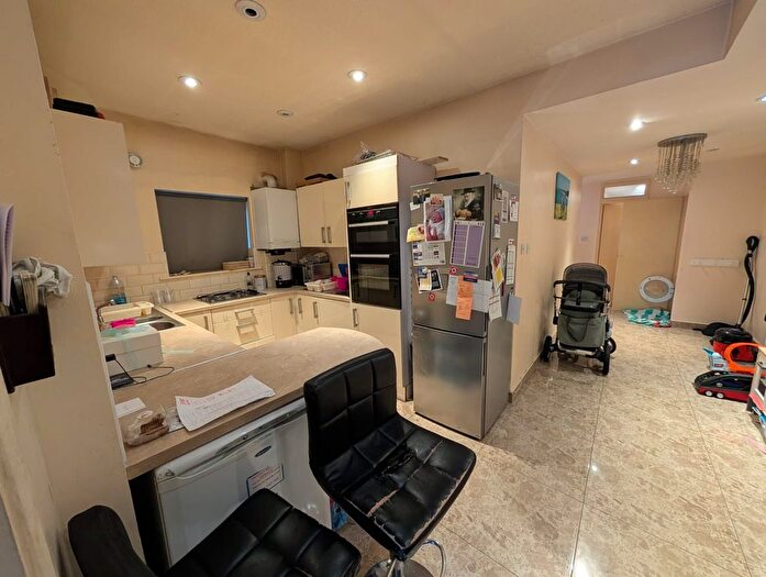 2 Bedroom Semi-detached Bungalow To Rent In Mowbray Road, Edgware, Greater London, HA8