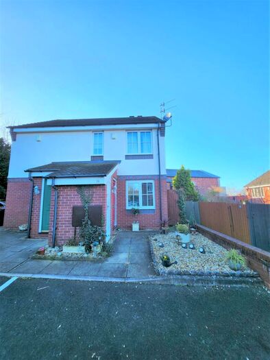 2 Bedroom Flat To Rent In Chapelfield Mews, Stourbridge, DY8