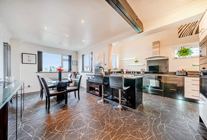 4 Bedroom Detached House For Sale In Crawley Road, Witney, Oxfordshire, OX28