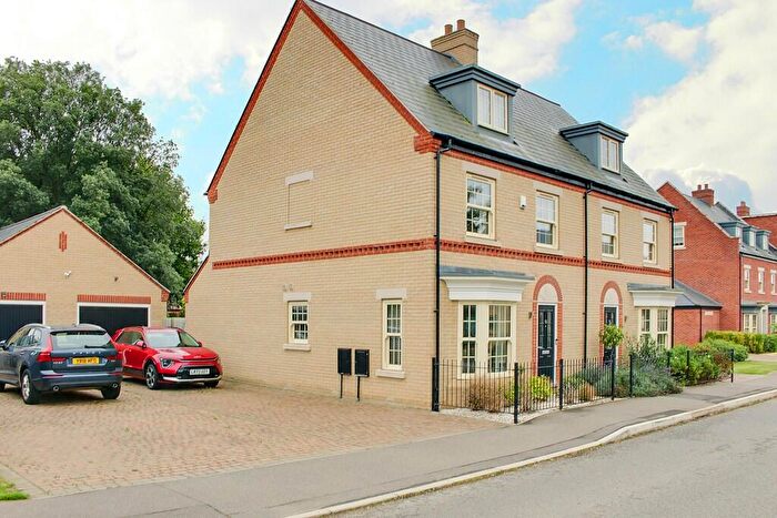 3 Bedroom Town House To Rent In Central Avenue, Brampton, PE28