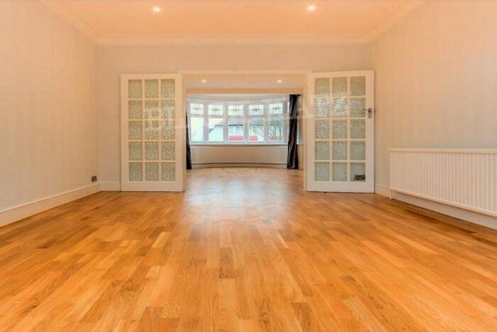 3 Bedroom Flat To Rent In Chase Way, N14