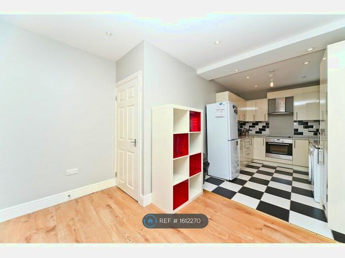 3 Bedroom Flat To Rent In Woodthorple Road, Ashford, TW15