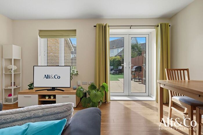 2 Bedroom Detached House For Sale In Woodside Close, Grays, RM16