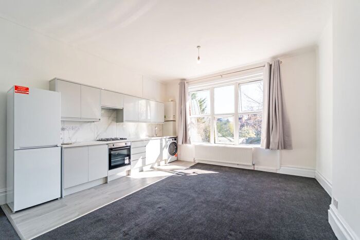 3 Bedroom Flat To Rent In Queens Avenue, Crouch End, London, N10
