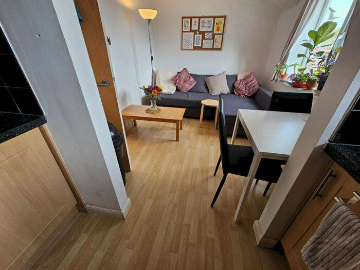 2 Bedroom Flat To Rent In Delph Court, Leeds, LS6
