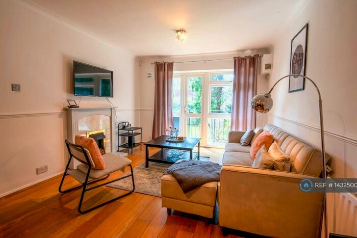 2 Bedroom Flat To Rent In Richmond Court, Kingston Upon Thames, KT2