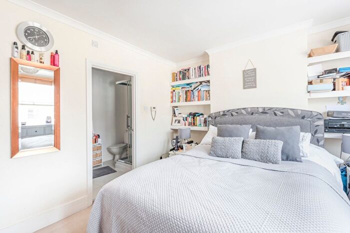 2 Bedroom Flat For Sale In Cobbold Road, Wendell Park, Shepherd's Bush, W12