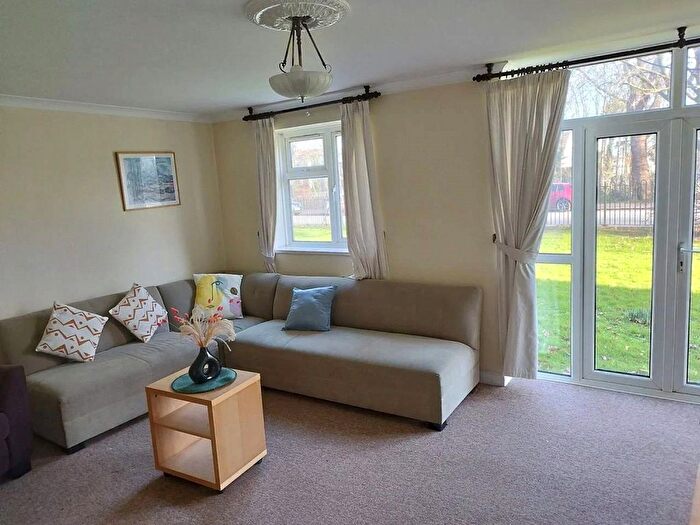 3 Bedroom Flat To Rent In Spencer Park, London, SW18