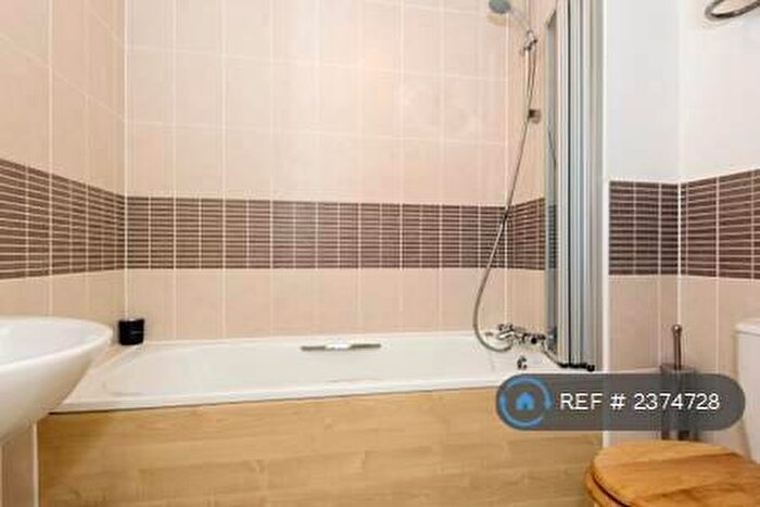 1 Bedroom Flat To Rent In Oakleigh Court, London, N1