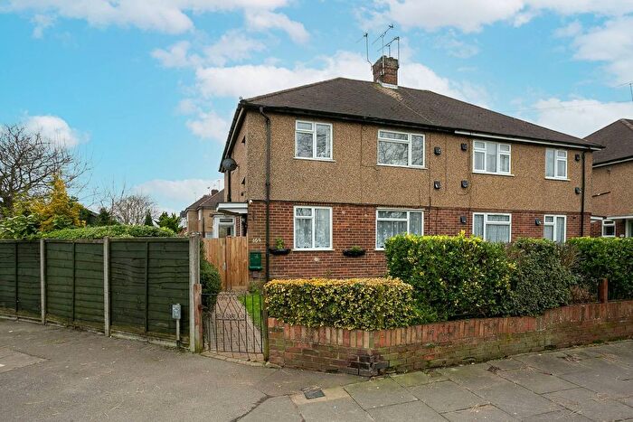 2 Bedroom Flat To Rent In North Approach, Watford, WD25