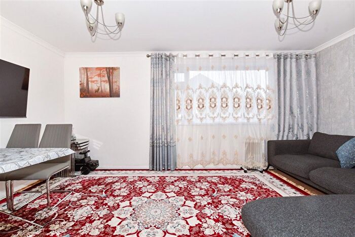 2 Bedroom Flat For Sale In Park Avenue, Maidstone, Kent, ME14