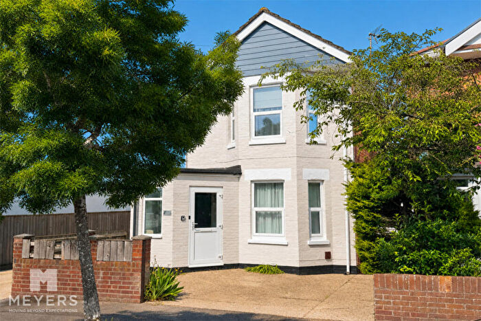 3 Bedroom Detached House For Sale In Inverleigh Road, Bournemouth, BH6