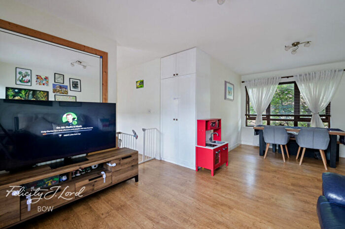 2 Bedroom Flat For Sale In Brabazon Street, London, E14