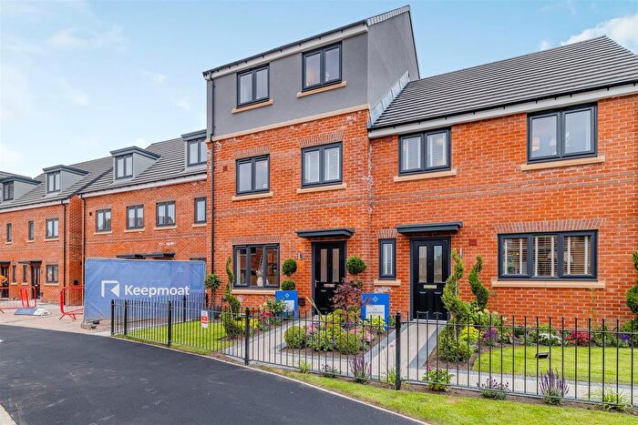 4 Bedroom Semi Detached House To Rent In Liberty Rise, Hull, HU9