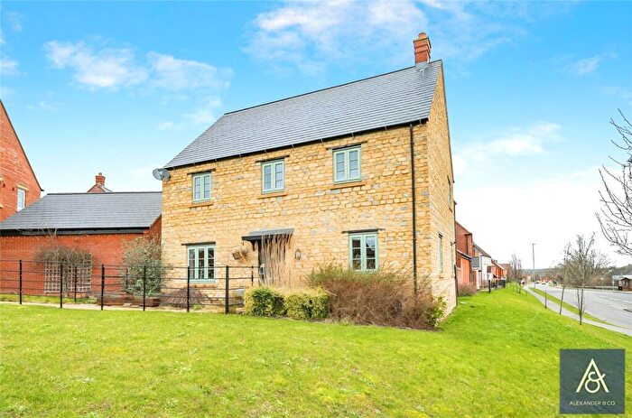 5 Bedroom Detached House For Sale In Lagonda Drive, Brackley, Northamptonshire, NN13