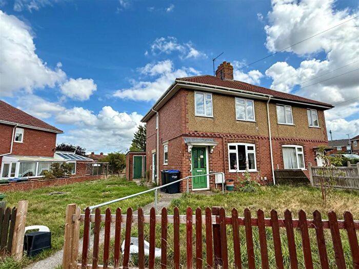 3 Bedroom Semi Detached House For Sale In Southway, Trowbridge, BA14