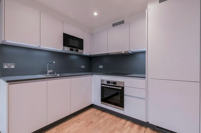 3 Bedroom Flat To Rent In Creighton Avenue, London, N2