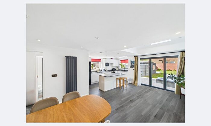 4 Bedroom Semi-Detached House For Sale In Avenue Road, Bexleyheath, DA7