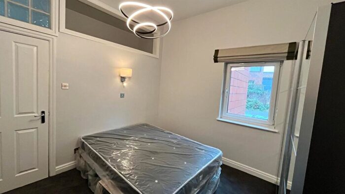 2 Bedroom Apartment To Rent In Broomfield Crescent, Leeds, LS6