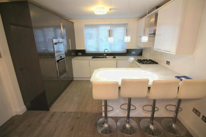 2 Bedroom Flat To Rent In Innes Gardens, London, SW15