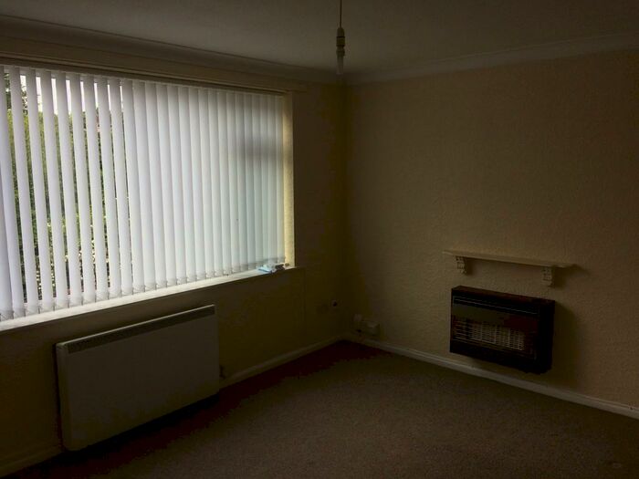 2 Bedroom Flat To Rent In Falmouth Court, Newcastle Under Lyme, ST5