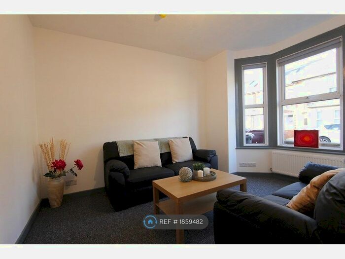 6 Bedroom Terraced House To Rent In Grange Avenue, Reading, RG6