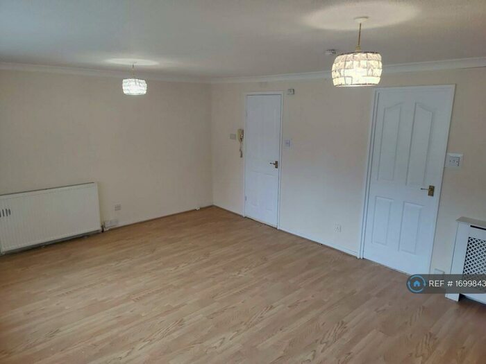 3 Bedroom Flat To Rent In Napier Drive, Glasgow, G51