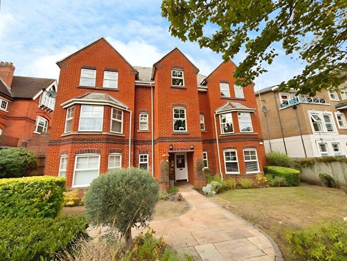 2 Bedroom Flat For Sale In Nightingale Walk, Windsor, Berkshire, SL4