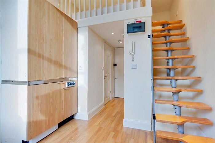 Studio To Rent In Gunterstone Road, West Kensington, W14