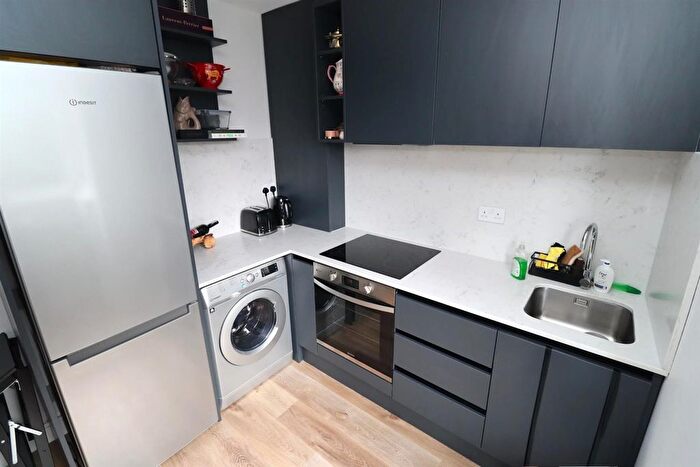 3 Bedroom Flat To Rent In Sandall Close, London, W5