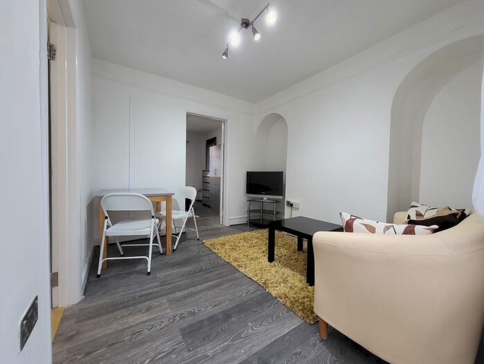 1 Bedroom Flat To Rent In The Approach, Acton, London, W3