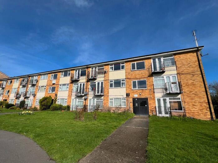 2 Bedroom Flat To Rent In Essex Close, Rayleigh, SS6