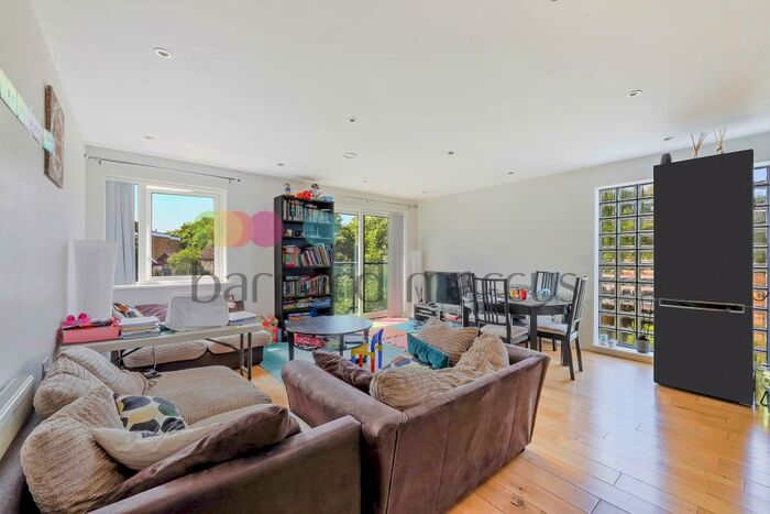 3 Bedroom Apartment To Rent In Sanderstead Hill, South Croydon, CR2