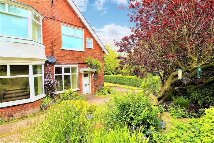 2 Bedroom Flat To Rent In Holbeck Hill, Scarborough, YO11