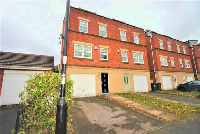 4 Bedroom Town House To Rent In Middlewood Drive, Sheffield, S6