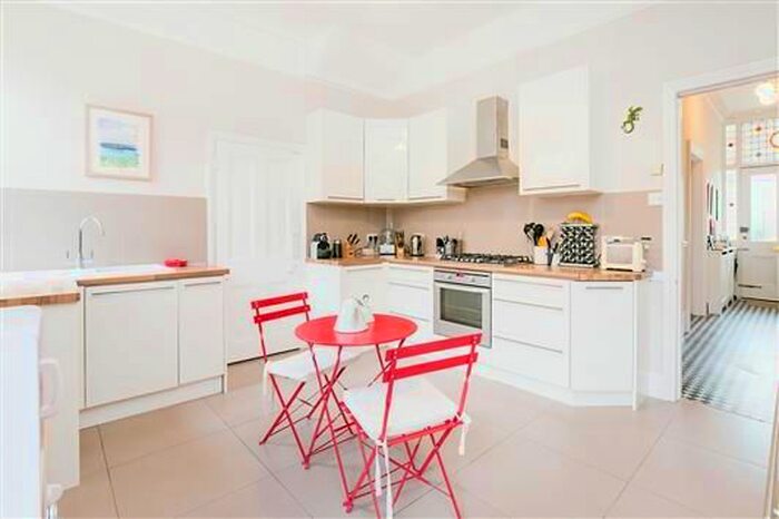 2 Bedroom Flat To Rent In St James Drive, Wandsworth, London, SW17