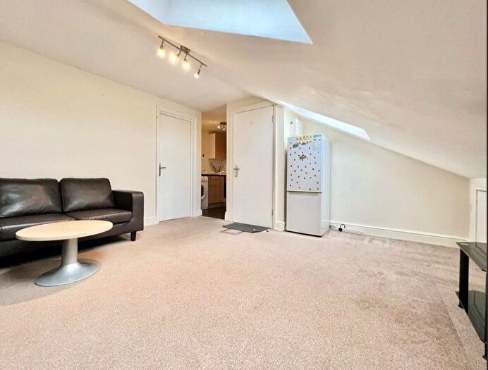 1 Bedroom Flat To Rent In Highcliffe Gardens, Ilford, IG4