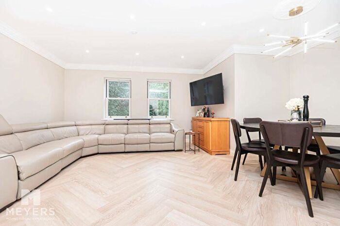 2 Bedroom Flat For Sale In Dean Park Road, Bournemouth, BH1