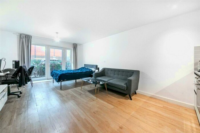 Apartment To Rent In East Drive, London, NW9