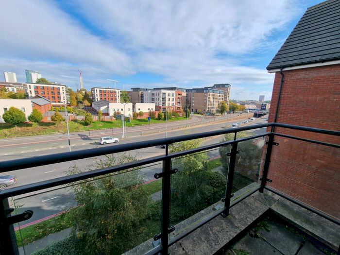 2 Bedroom Apartment To Rent In The Edg, Springmeadow Road, Birmingham City Centre, B15