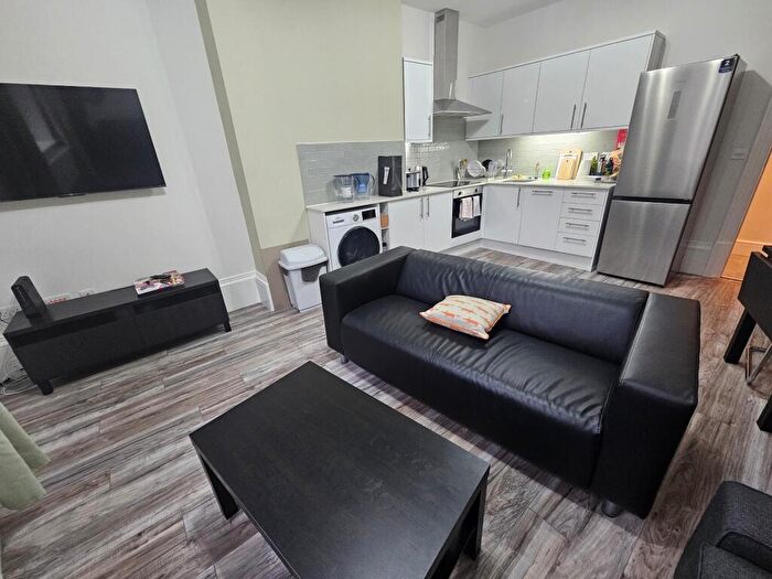 2 Bedroom House To Rent In A Victoria Road, Leeds, LS6