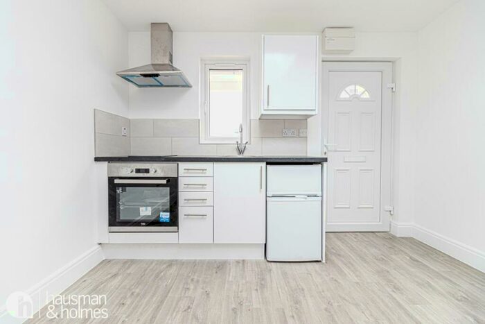 Flat To Rent In Church Road, Hendon, NW4