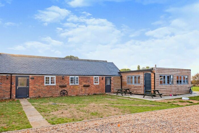 2 Bedroom Barn Conversion For Sale In Warren Farm, Thame Lane, Abingdon, OX14