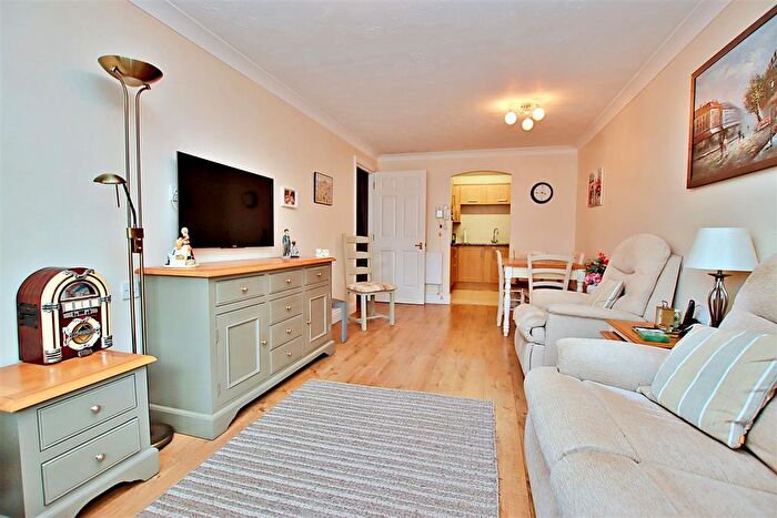 1 Bedroom Flat For Sale In Fairbanks Lodge, Furzehill Road, WD6