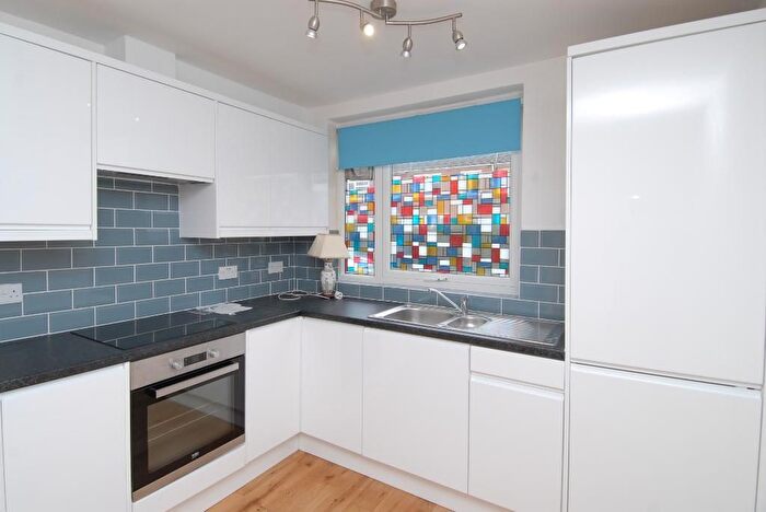 2 Bedroom Flat For Sale In Waverton Road, Earlsfield, London, SW18