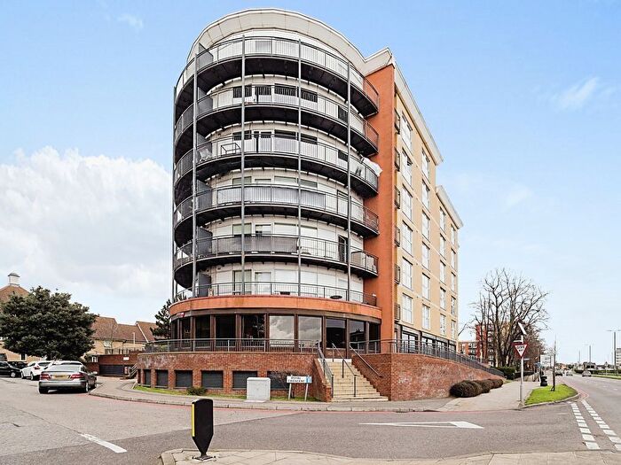 2 Bedroom Flat To Rent In Royal Crescent, Ilford, IG2