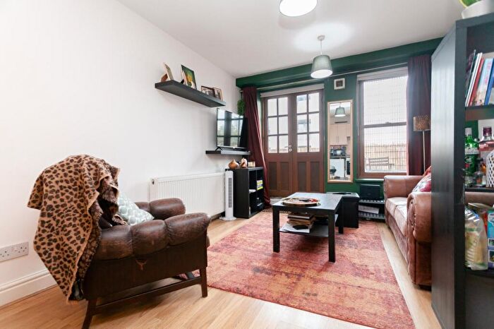 1 Bedroom Apartment To Rent In Cambridge Heath Road, Bethnal Green, London, E2