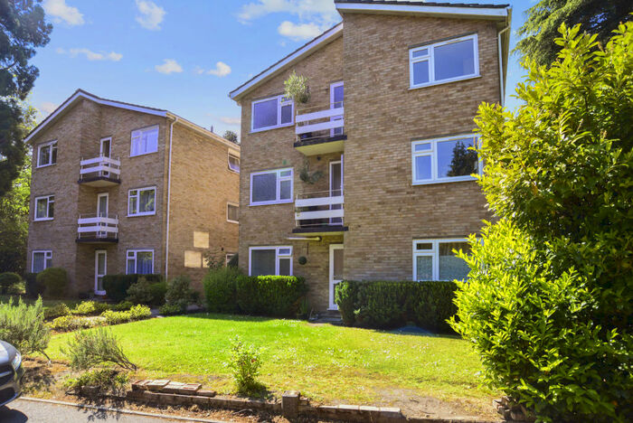 2 Bedroom Apartment To Rent In Coniston Court, Weybridge, KT13