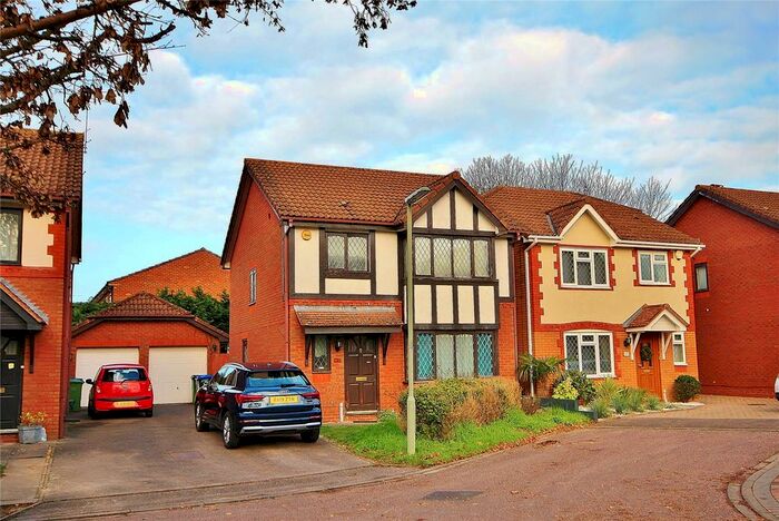 3 Bedroom Detached House To Rent In Alexandra Gardens, Knaphill, Woking, Surrey, GU21